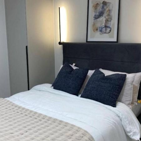 Modern 1-Bed Apartment In Buckinghamshire With Free Wifi, Parking & Garden High Wycombe Bagian luar foto