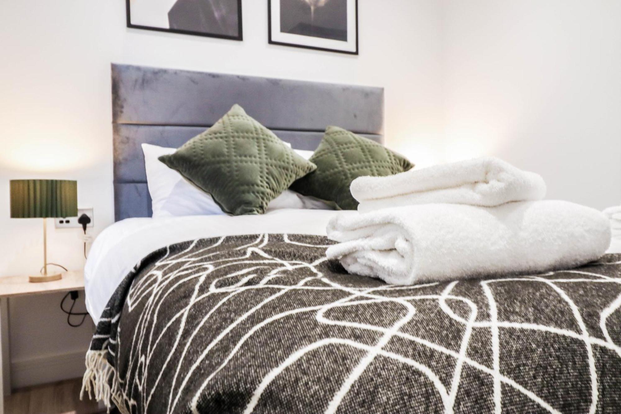 Modern 1-Bed Apartment In Buckinghamshire With Free Wifi, Parking & Garden High Wycombe Bagian luar foto
