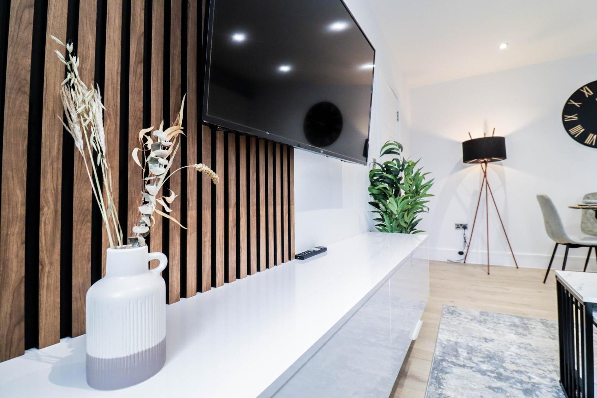 Modern 1-Bed Apartment In Buckinghamshire With Free Wifi, Parking & Garden High Wycombe Bagian luar foto