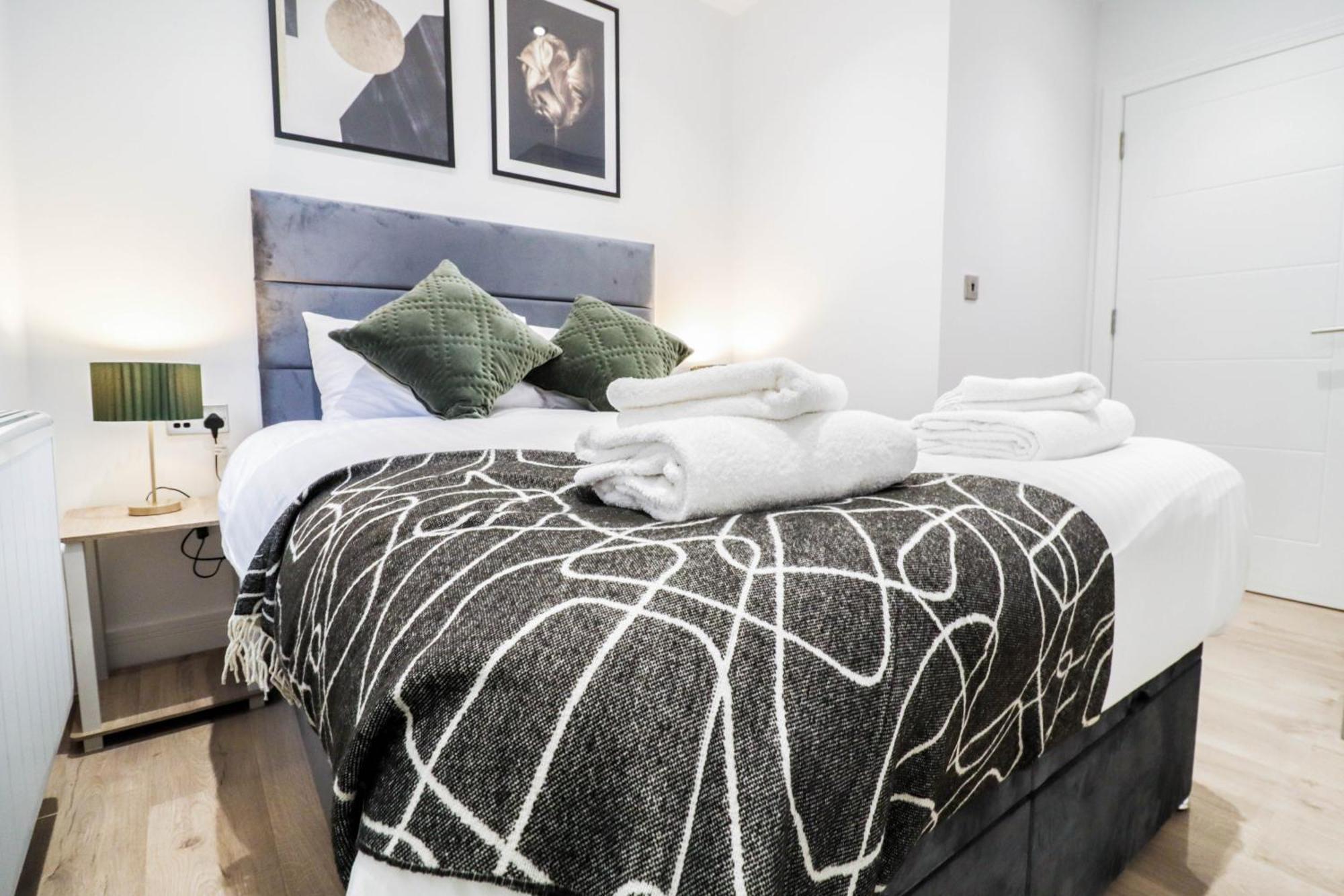 Modern 1-Bed Apartment In Buckinghamshire With Free Wifi, Parking & Garden High Wycombe Bagian luar foto
