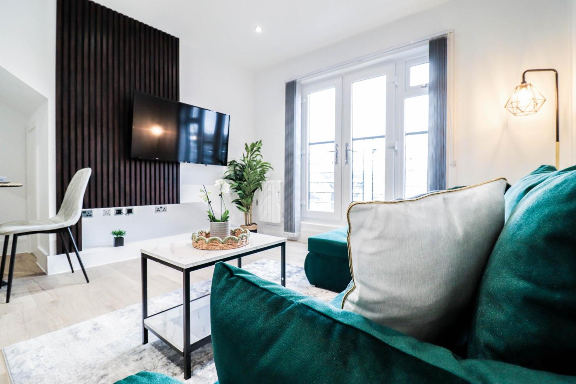 Modern 1-Bed Apartment In Buckinghamshire With Free Wifi, Parking & Garden High Wycombe Bagian luar foto