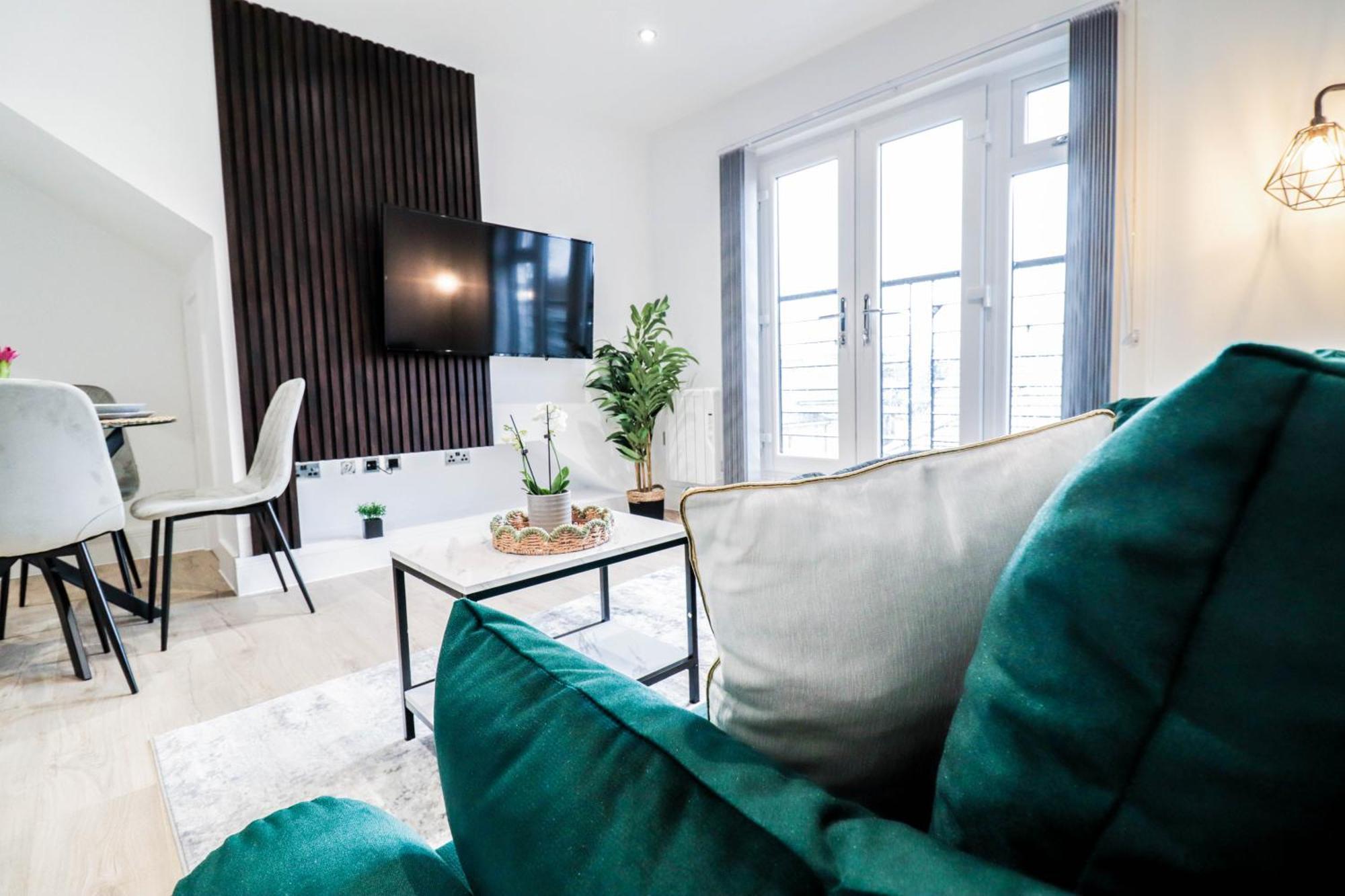 Modern 1-Bed Apartment In Buckinghamshire With Free Wifi, Parking & Garden High Wycombe Bagian luar foto