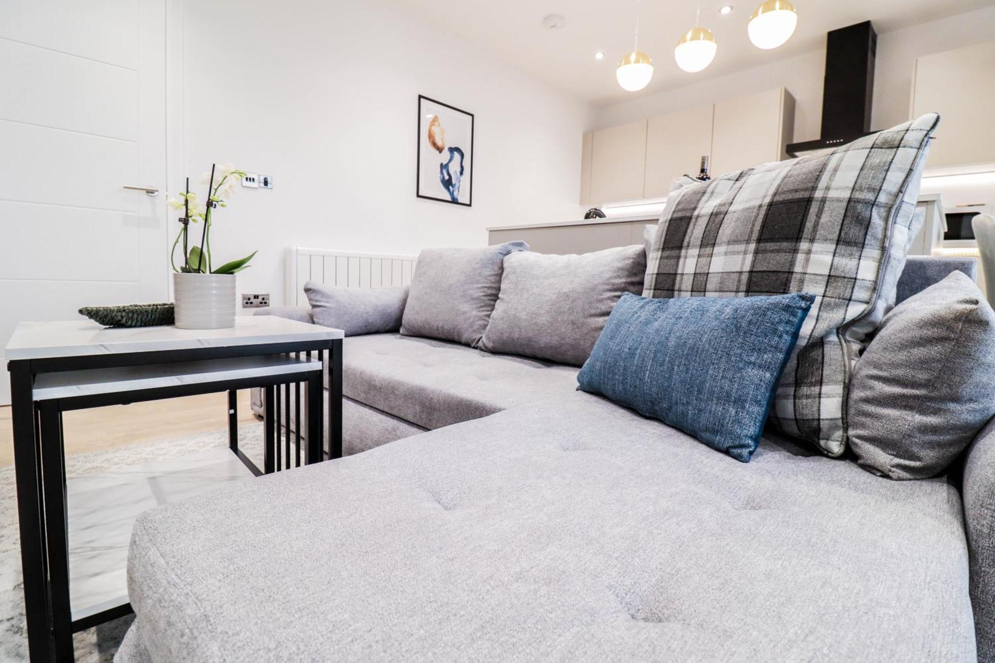 Modern 1-Bed Apartment In Buckinghamshire With Free Wifi, Parking & Garden High Wycombe Bagian luar foto
